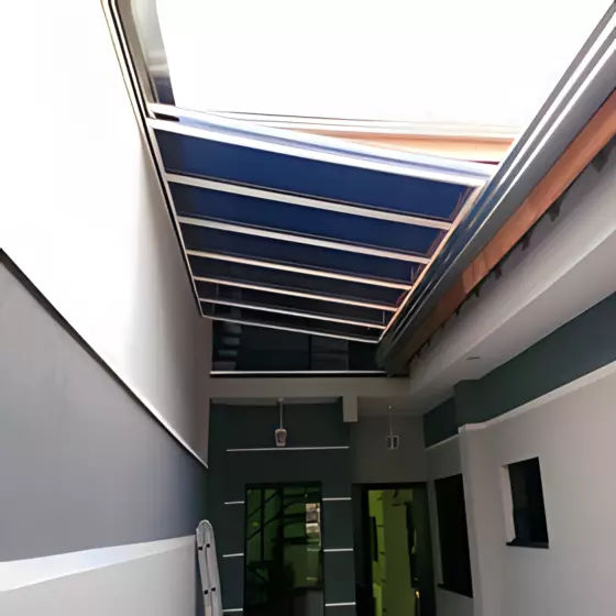 Cobertura Abre e Fecha Para Corredor em Charqueada com telha sanduíche - Toldos Forte